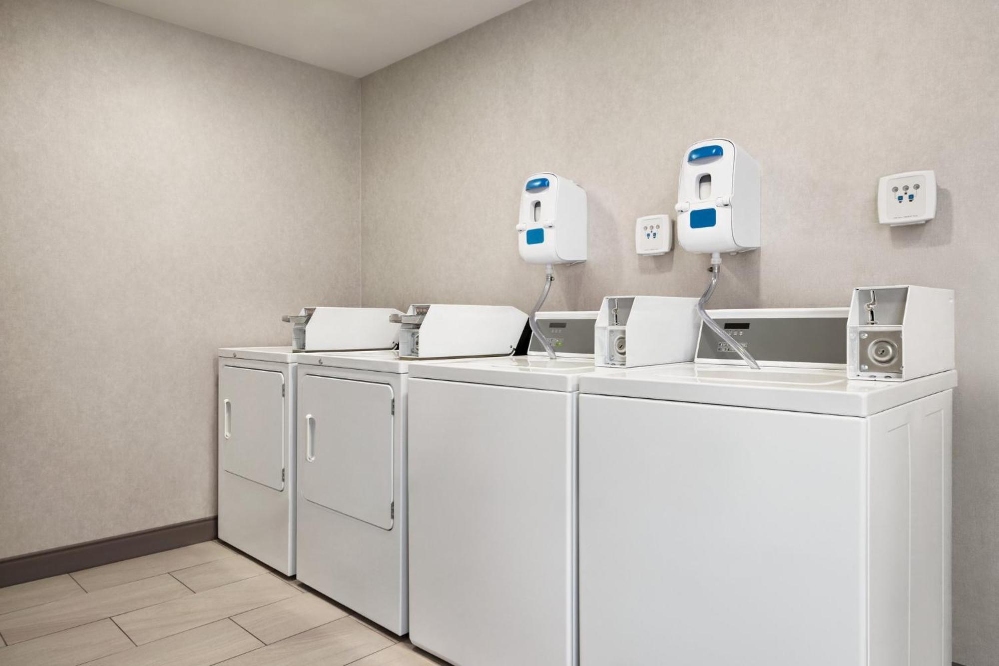 Holiday Inn Express Syracuse Airport By Ihg North Syracuse Buitenkant foto